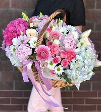 Композиция солнечный день в Старниково Цветочная композиция из Розы, Хризантемы, Пионы и Лизиантусы в корзине в Старниково